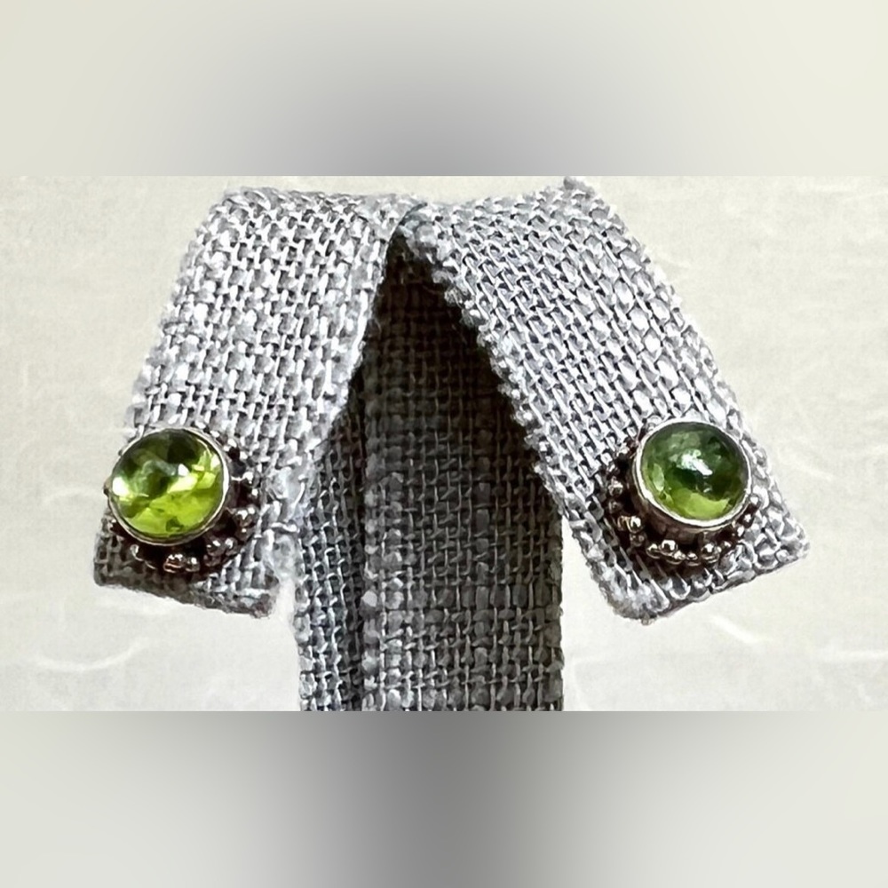 P1401 Silpada Sterling Peridot studs/ earrings